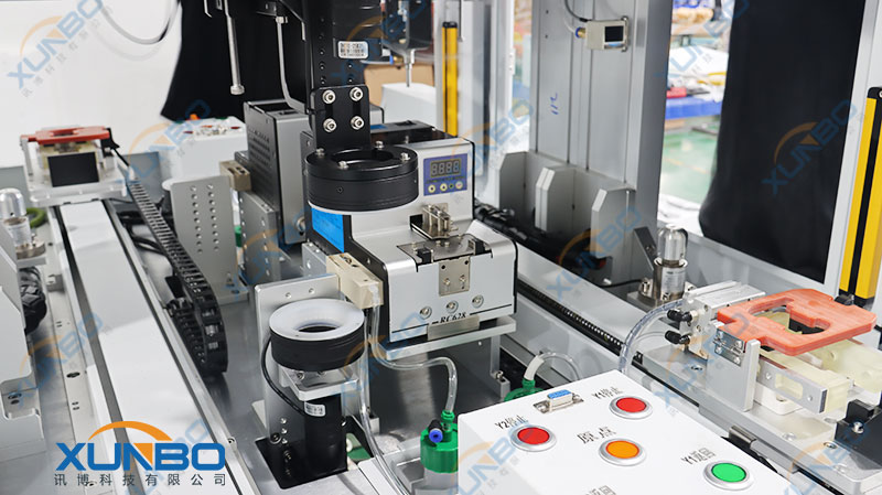 柜式前后雙工位視覺鎖螺絲機-內部特寫