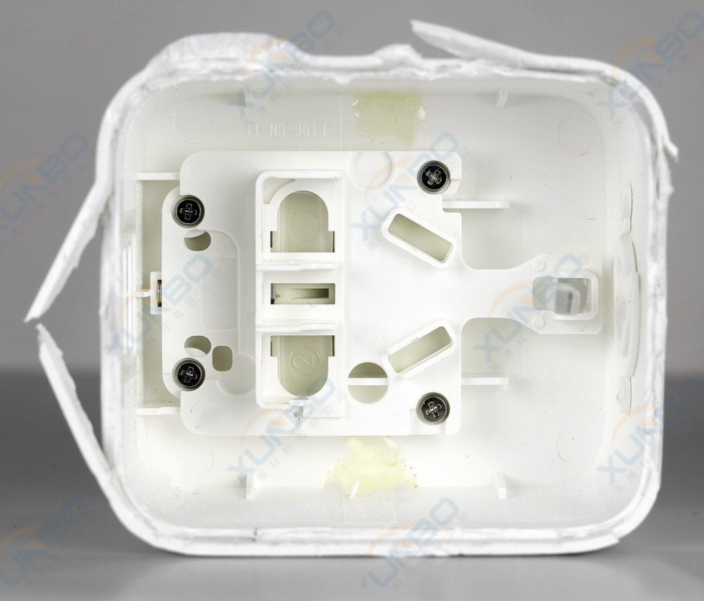 無線智能插座自動鎖螺絲應用-深圳訊博科技-多功能非標螺絲機_全自動視覺螺絲機_大型鎖螺絲機廠家