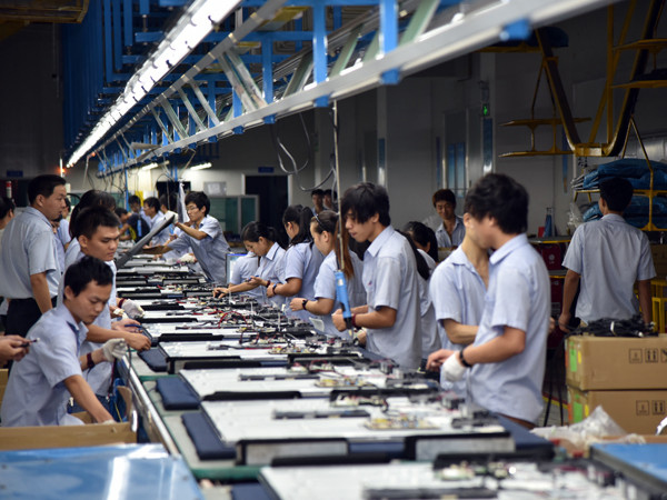 人力打螺絲的電視機生產線