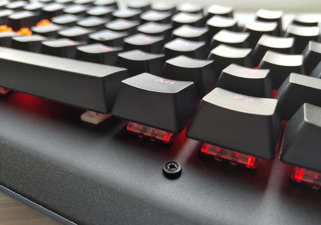 鍵盤自動(dòng)鎖螺絲機(jī)的優(yōu)點(diǎn)有哪些？-深圳訊博科技-多功能非標(biāo)螺絲機(jī)_全自動(dòng)視覺(jué)螺絲機(jī)_大型鎖螺絲機(jī)廠家