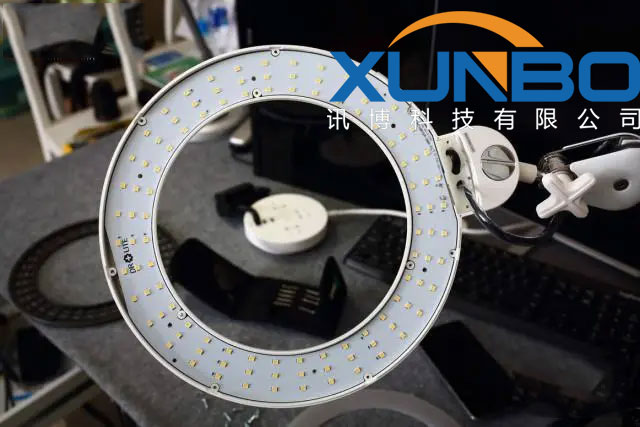 臺燈行業(yè)自動(dòng)螺絲機(jī)應(yīng)用是怎么樣的？-深圳訊博科技-多功能非標(biāo)螺絲機(jī)_全自動(dòng)視覺螺絲機(jī)_大型鎖螺絲機(jī)廠家