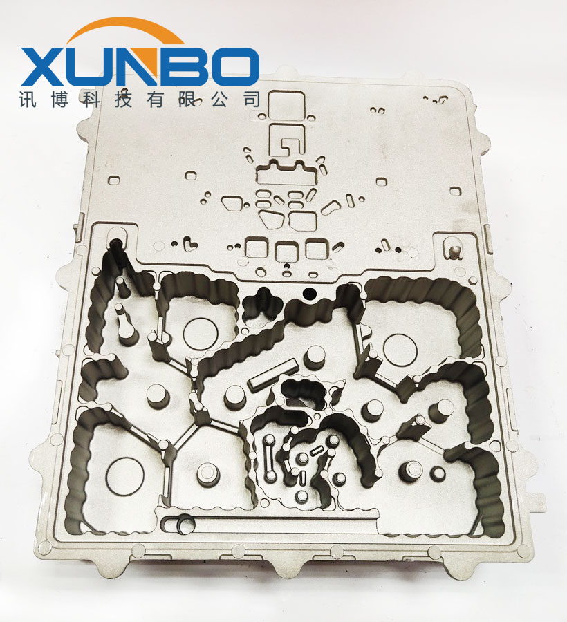 5G濾波器金屬腔體1-訊博鎖螺絲機