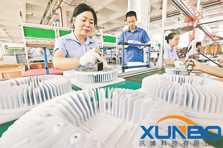 5G濾波設備工廠組裝-訊博鎖螺絲機