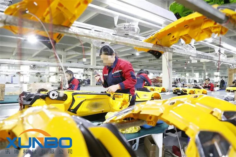 玩具車間生產手動打螺絲