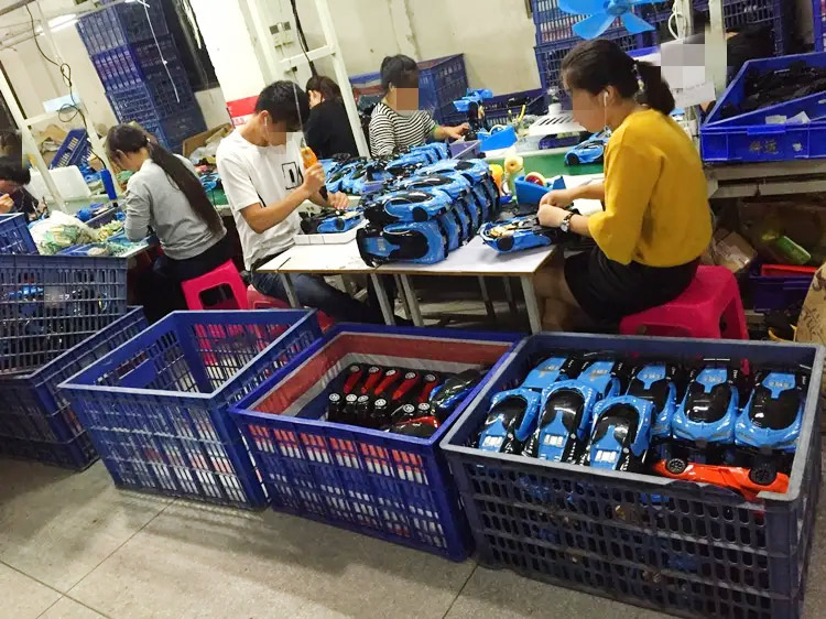 玩具車生產車間流水線一角